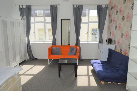 1 bedroom in a flat share to rent, whitechapel road, london E1