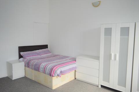 1 bedroom in a flat share to rent, whitechapel road, london E1