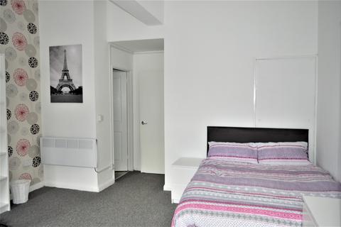 1 bedroom in a flat share to rent, whitechapel road, london E1