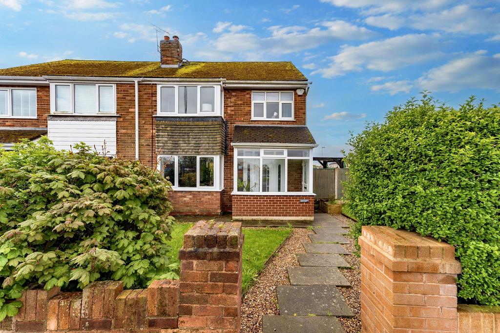 Widnes, Widnes WA8 3 bed semidetached house for sale £250,000