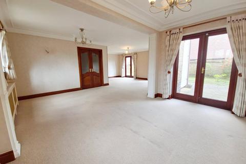 5 bedroom detached house to rent, Oak Hill Road, Stapleford Abbotts, Romford, RM4