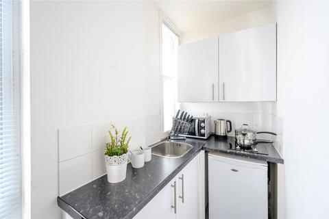 Studio to rent, Hill Street, London W1J