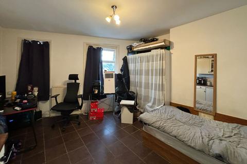 22 Willenhall Road, London, SE18 6TY