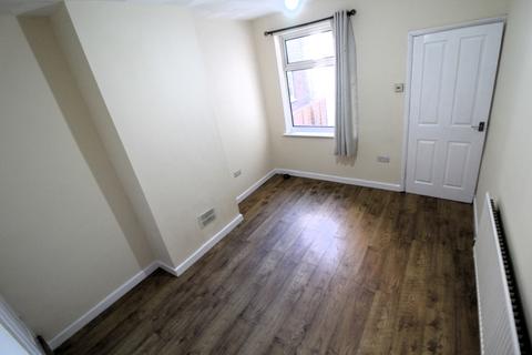 3 bedroom terraced house to rent, Station Road, Swadlincote