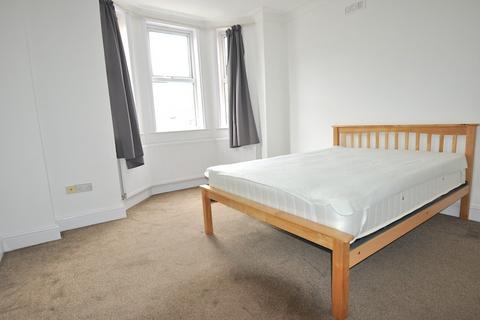 4 bedroom flat to rent, Salcott Road, Battersea, London SW11