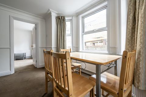4 bedroom flat to rent, Salcott Road, Battersea, London SW11