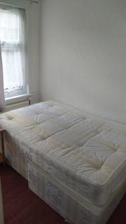 1 bedroom in a house share to rent, Hewitt Avenue, London N22