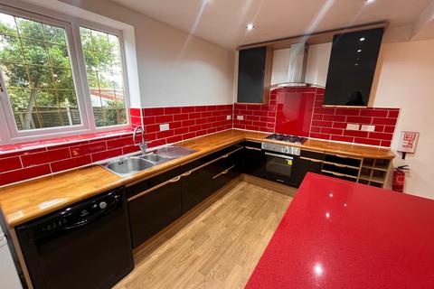 4 bedroom detached house to rent, Spen Lane,  Leeds, LS16