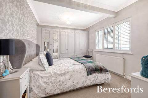 36 Greenway, Romford, RM3 0HH