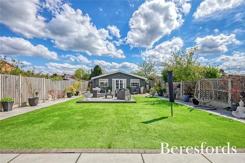 36 Greenway, Romford, RM3 0HH