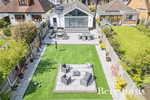 36 Greenway, Romford, RM3 0HH