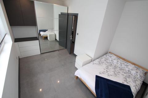 3 bedroom flat to rent, The Avenue, Worcester Park KT4