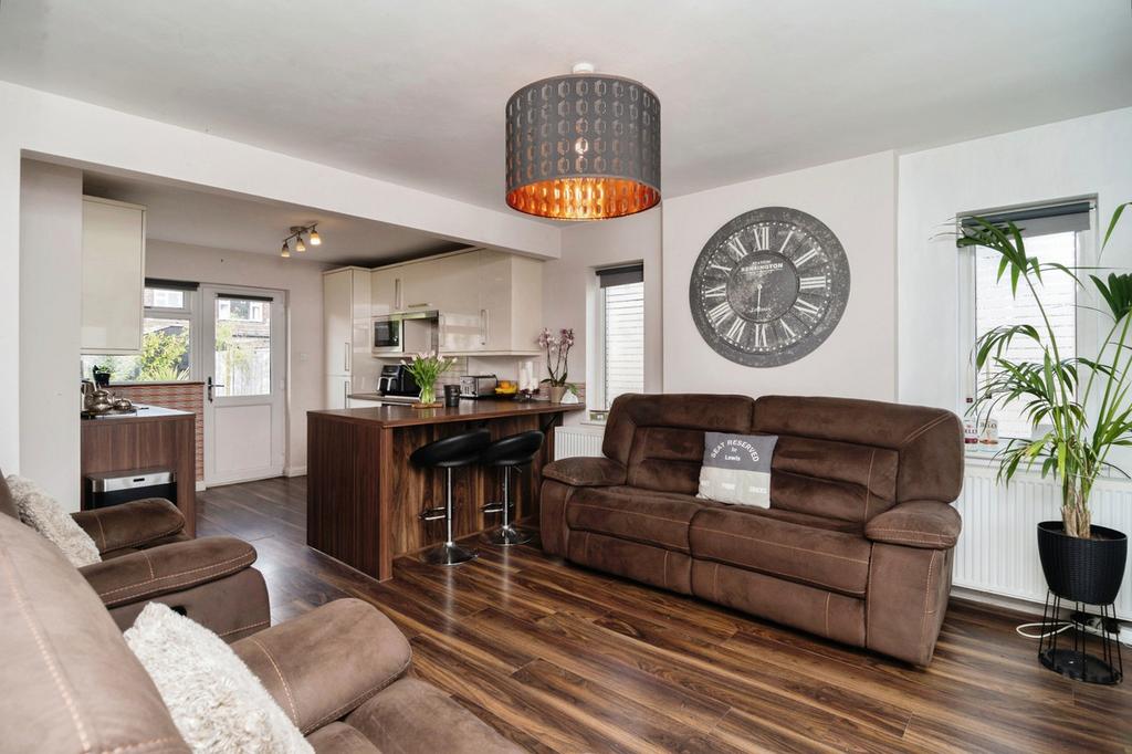 Warwick Drive, Rochford, SS4 3 bed detached house for sale £375,000