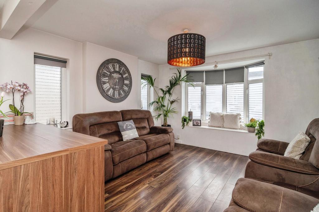 Warwick Drive, Rochford, SS4 3 bed detached house for sale £375,000
