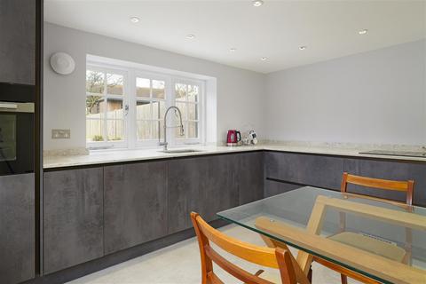 3 bedroom end of terrace house for sale, High Street, Wingham
