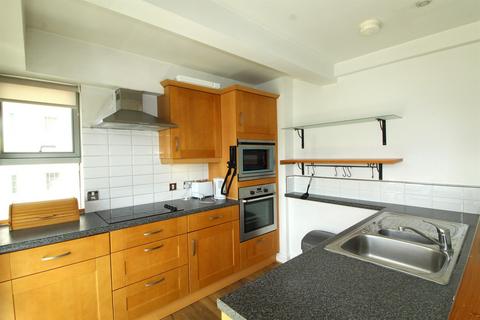 2 bedroom flat to rent, Broderick Court, Leeds