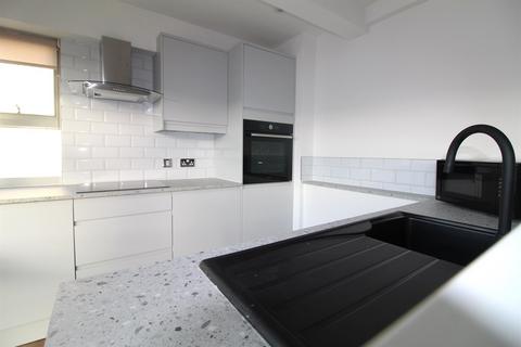 2 bedroom flat to rent, Broderick Court, Leeds