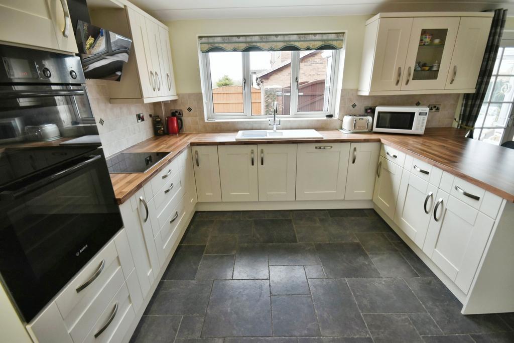 Gresford Road, Llay, LL12 4 bed detached house for sale £375,000