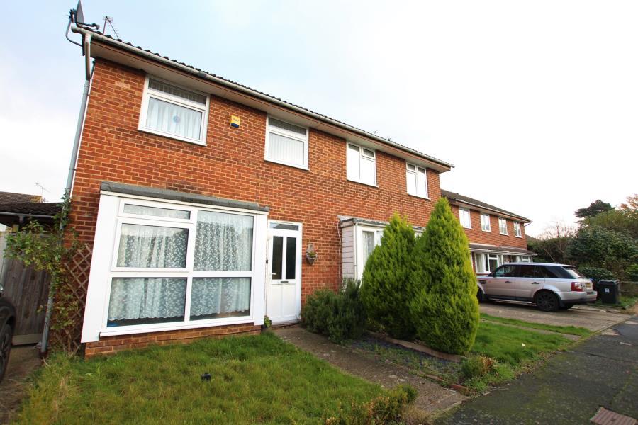 Knightswood, Woking GU21 3 bed semidetached house to rent £1,950 pcm