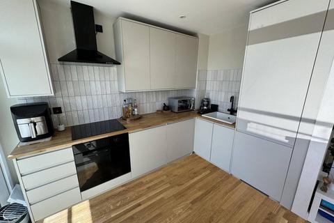 2 bedroom flat to rent, Howley Road, CR0