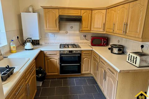 4 bedroom semi-detached house to rent, Mariners Way, Paignton, Devon, TQ3