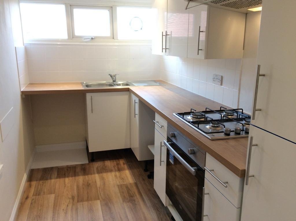 St Albans Avenue, Bournemouth... 3 bed flat £1,250 pcm (£288 pw)