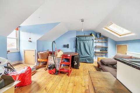 15 Effingham Road, London, SE12 8NZ