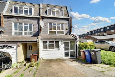 5 bedroom end of terrace house for sale, Rapier Close, Purfleet