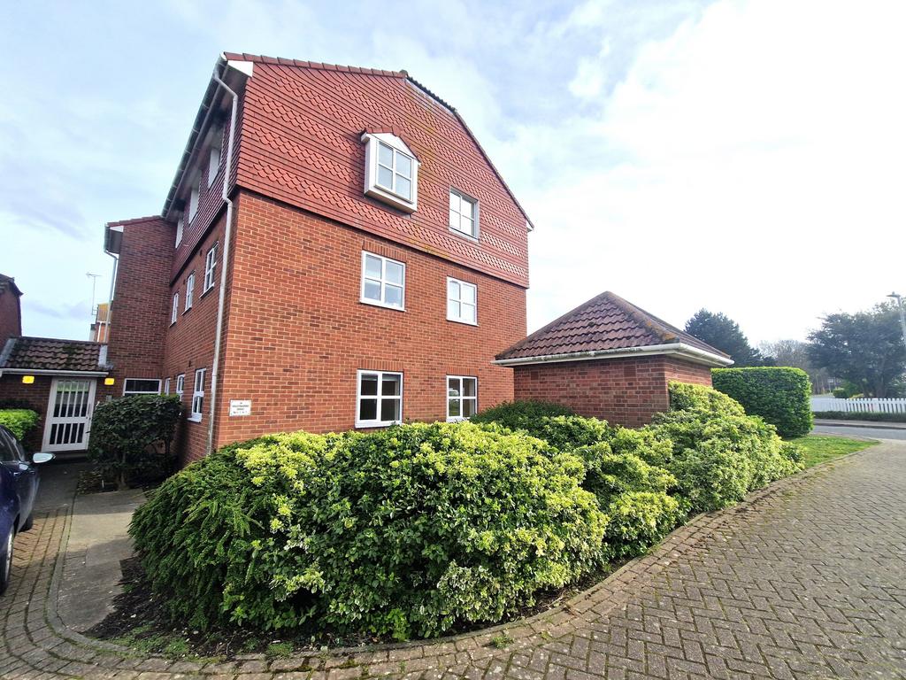 Westmarsh Drive, Palm Bay 2 bed apartment £995 pcm (£230 pw)