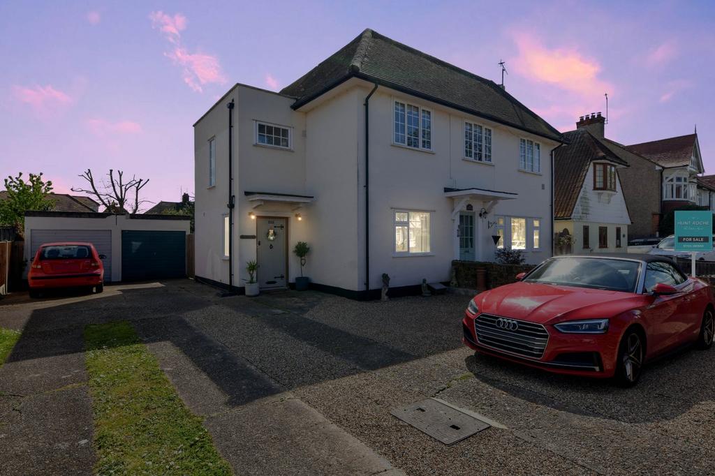 Church Road, Shoeburyness, Essex, SS3 3 bed apartment for sale £375,000