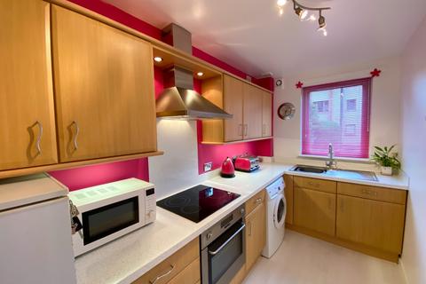 2 bedroom flat to rent, Hawthornden Place, Edinburgh EH7