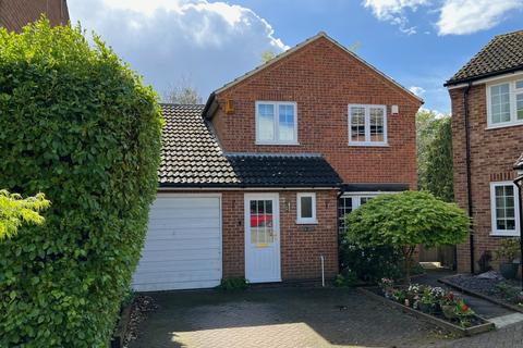 13 Larksfield, Englefield Green, Egham, TW20 0RB