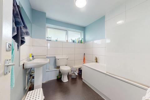 3 bedroom flat to rent, Hanford Close, London, SW18