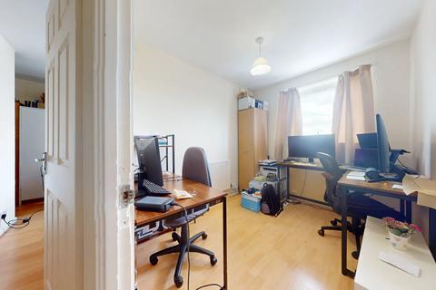 3 bedroom flat to rent, Hanford Close, London, SW18
