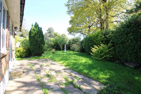 3 bedroom bungalow to rent, Ashenground Close, Haywards Heath RH16