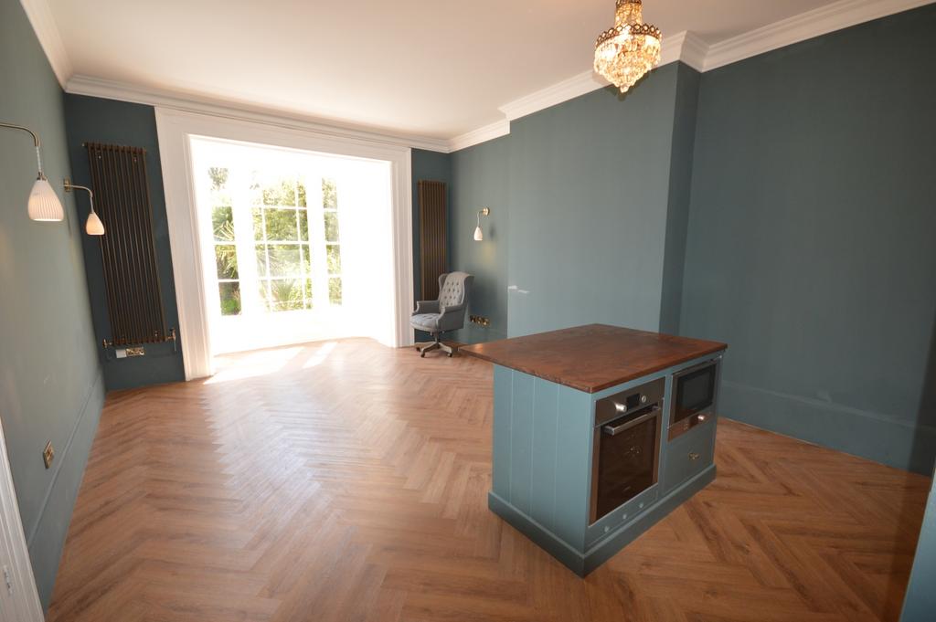 Hill House, Highfield, Lymington... 1 bed apartment to rent £1,250