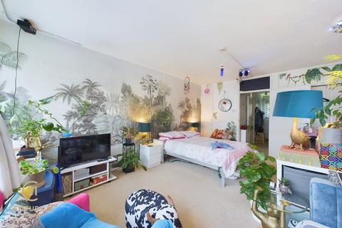 Studio for sale, Gifford House, Churchill Gardens, London, SW1V