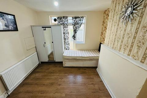 4 bedroom terraced house to rent, Eton Road, Ilford, IG1