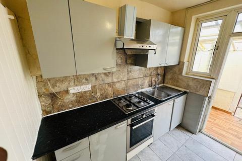 4 bedroom terraced house to rent, Eton Road, Ilford, IG1