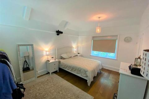 3 bedroom apartment to rent, Sandy Lane, Woking GU22