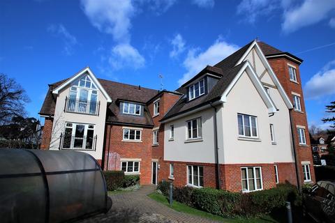 2 bedroom apartment to rent, Woodcote Valley Road, Purley