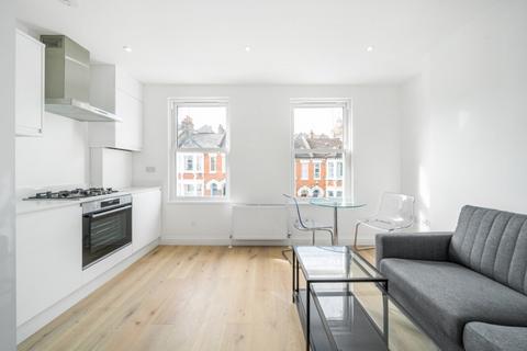1 bedroom apartment to rent, Mossbury Road London SW11