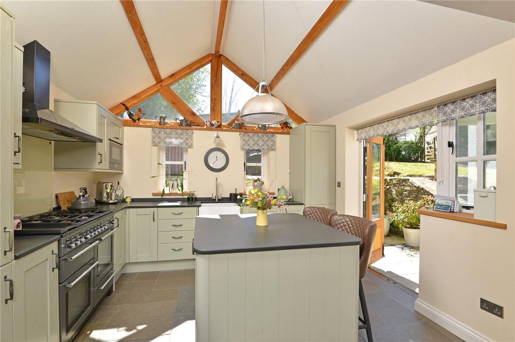 Barnstaple, Devon, EX31 5 bed detached house for sale £