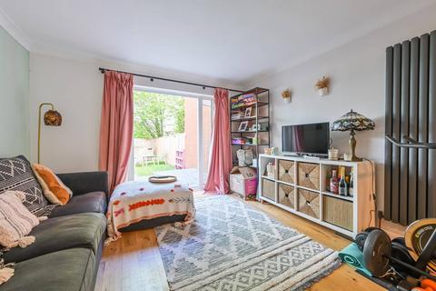 2 bedroom house to rent, Hopkins Close, Muswell Hill, London, N10