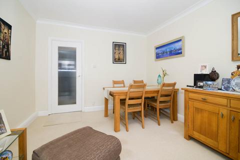 31 Kenmore Close, Richmond, TW9 3JG