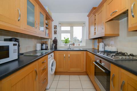 31 Kenmore Close, Richmond, TW9 3JG