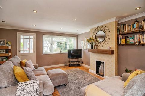 30 Barrymore Walk, Rayleigh, SS6 8YF