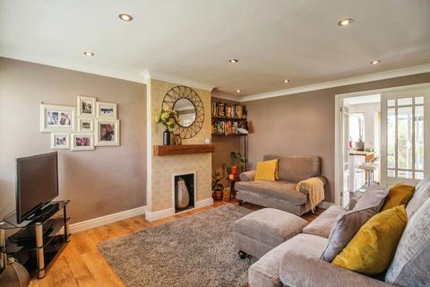 30 Barrymore Walk, Rayleigh, SS6 8YF