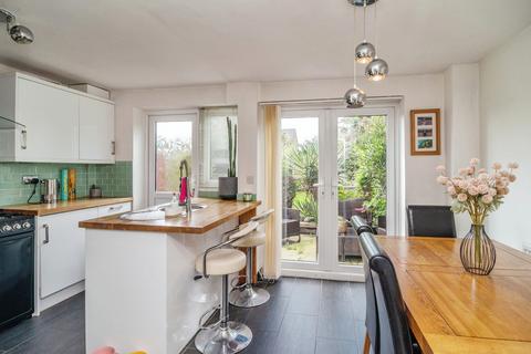 30 Barrymore Walk, Rayleigh, SS6 8YF