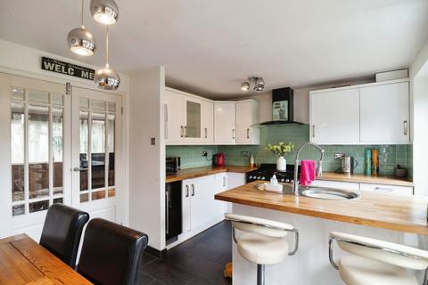 30 Barrymore Walk, Rayleigh, SS6 8YF
